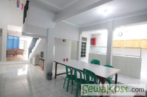 Rumah kost bagi mahasiswa dan karyawan/wati di daerah Meruya, Puri Kembangan