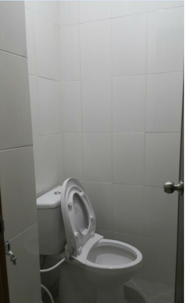 Kamar Mandi dengan Toilet Toto dan Shower