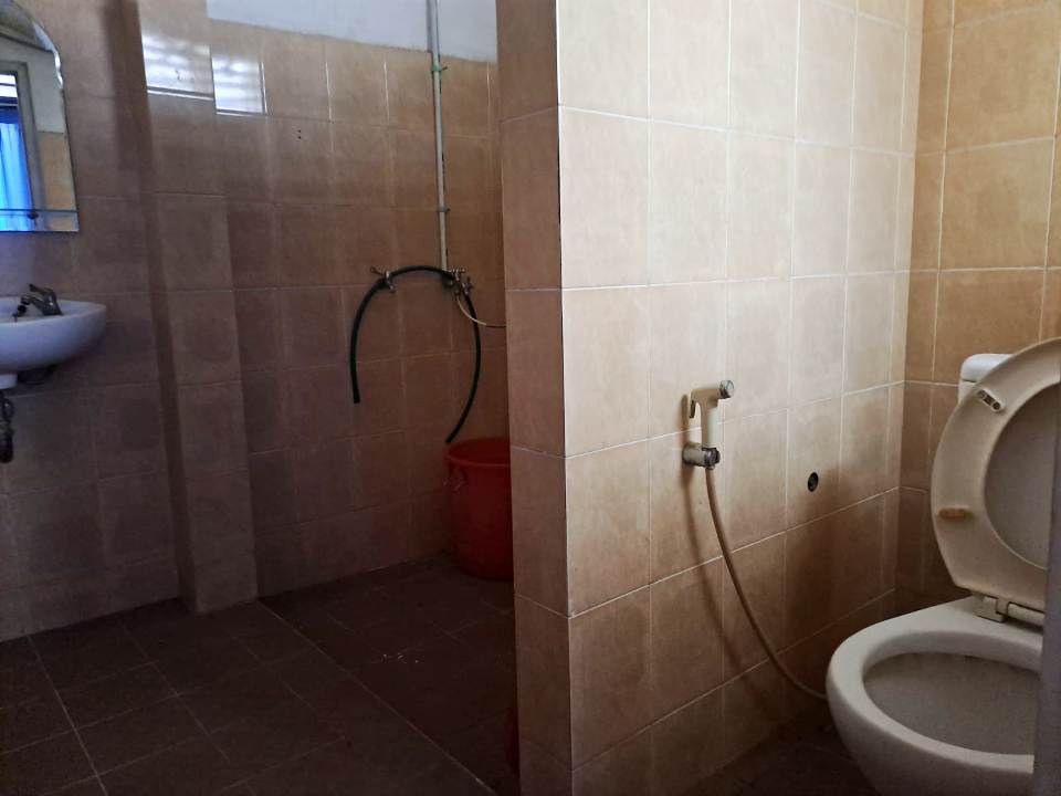 Foto kamar mandi dalam kamar kost